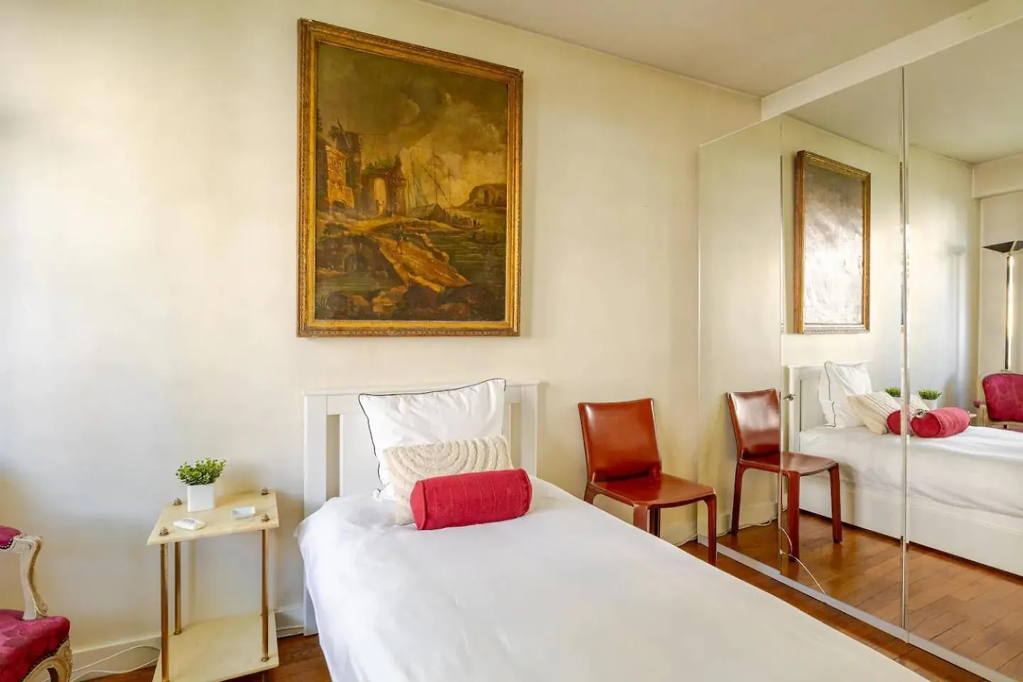 Entre Tour Eiffel Et Champs Elysees Paris Apartment